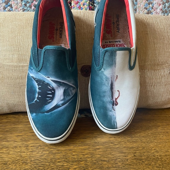 SPERRY, MENS SIZE 9, SLIP ON CANVAS, JAWS THEME SHOE - Picture 12 of 16